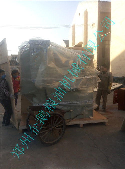 出口100型螺旋榨油機(jī)設(shè)備裝箱包裝中(圖1) 出口100型螺旋榨油機(jī)設(shè)備裝箱包裝中(圖1)