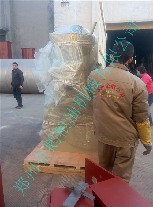 出口100型螺旋榨油機(jī)設(shè)備裝箱包裝中(圖2) 出口100型螺旋榨油機(jī)設(shè)備裝箱包裝中(圖2)